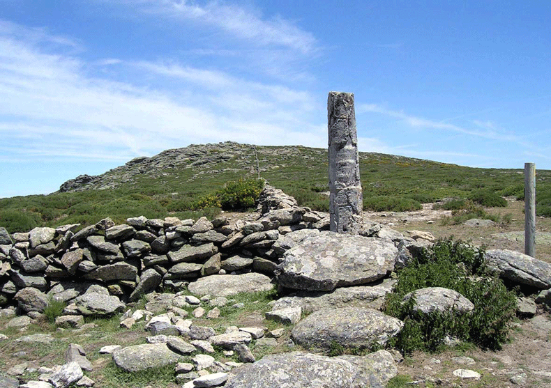 Reventón, monolito del puerto